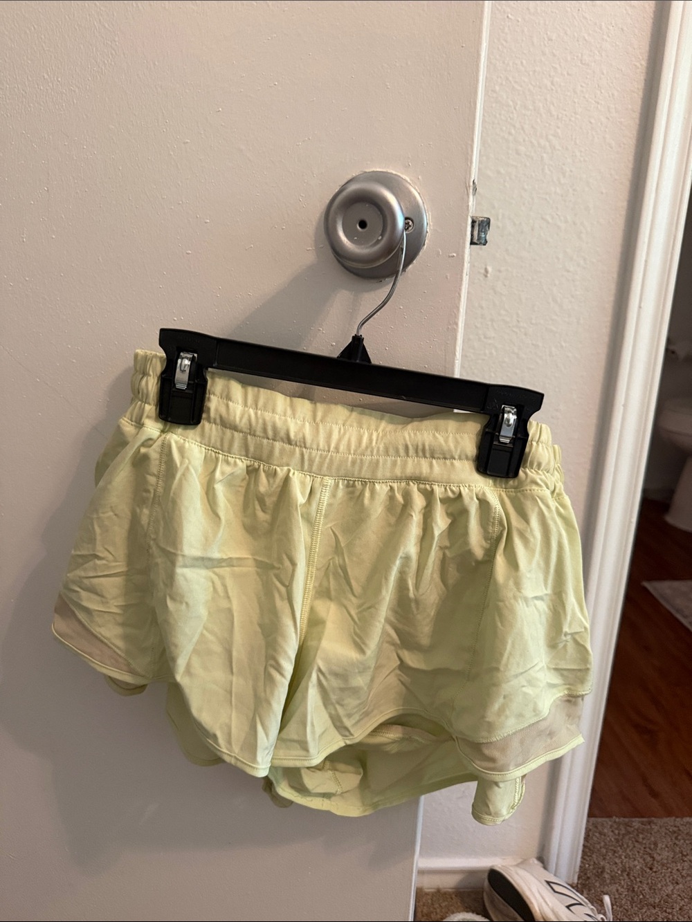 lululemon athletica Light Yellow Women's Hotty Hot 2.5 inch Running Shorts